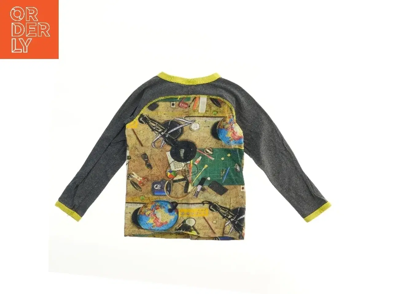 Billede 2 - Langærmet bluse med verdenskort og skolerelateret motiv fra Molo (str. 122)