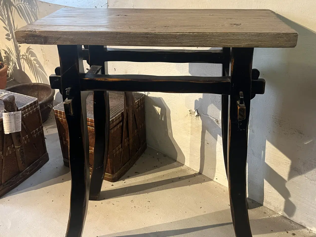 Billede 1 - Kinesisk sortlakeret skammel m . top i naturtræ