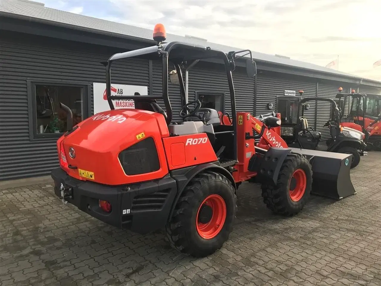 Billede 12 - Kubota R070 brugt maskine kun kørt 10 timer.