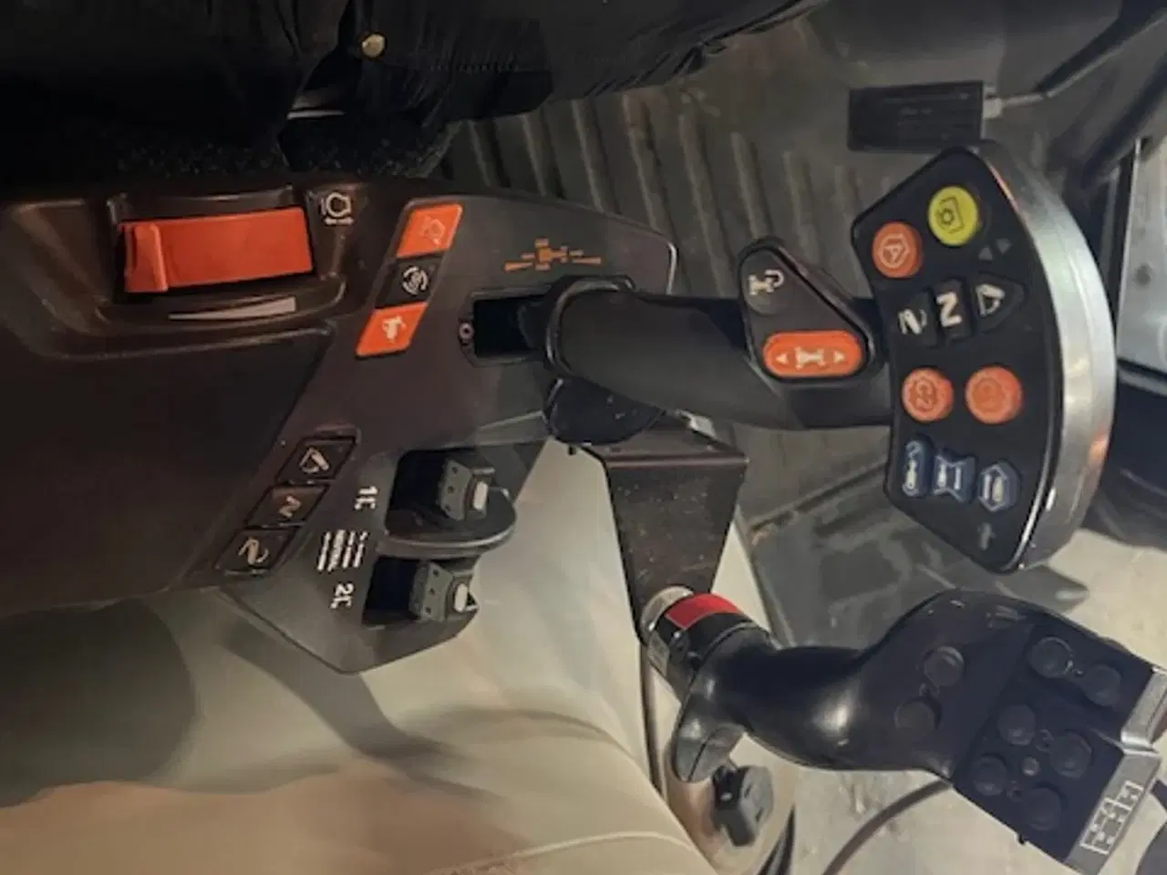 Billede 8 - Massey Ferguson 7720S Velholdt traktor.  Har aldrig lavet andet end at køre med sprøjte.