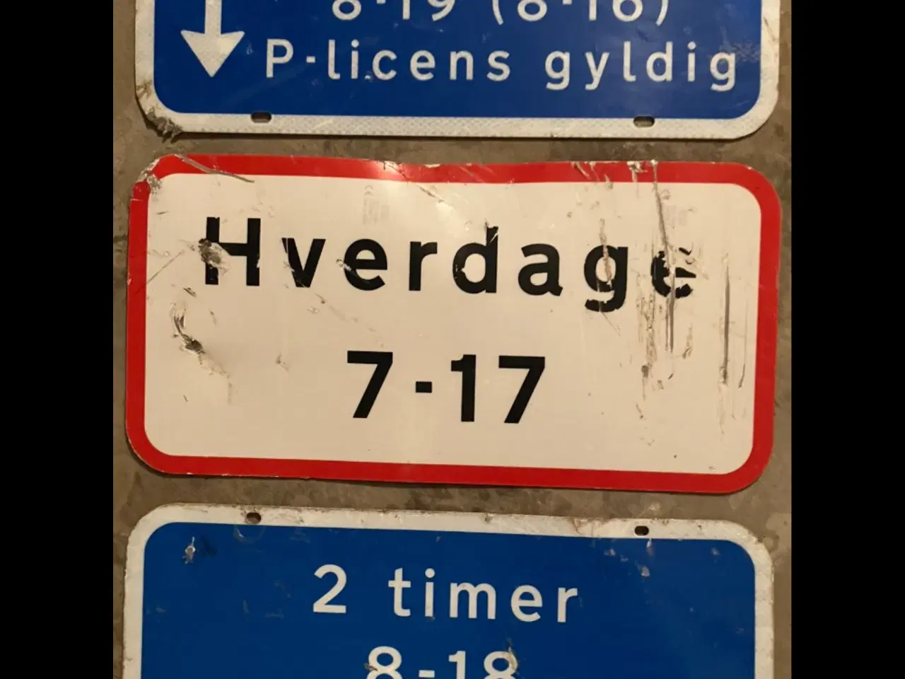 Billede 1 - 3 små trætte skilte