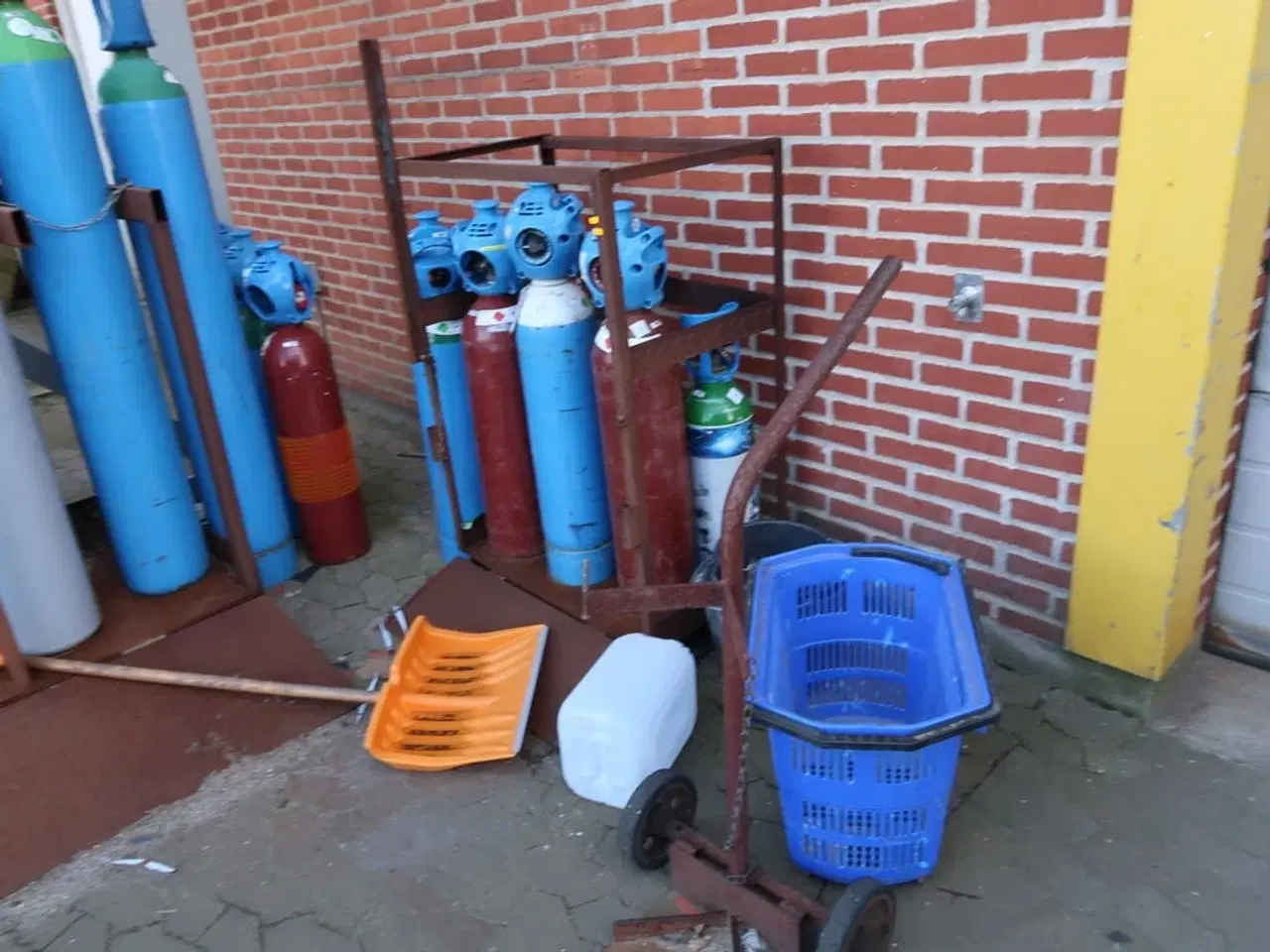 Billede 3 - 2 stk. opbevaring til gasflasker (gasflasker medfølger ikke)