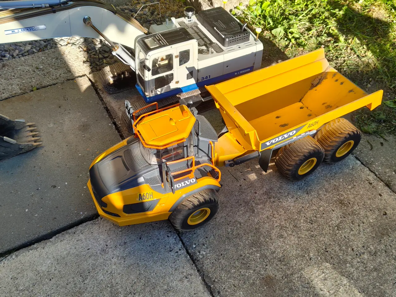 Billede 11 - Fjernstyert gravemaskine og dumper