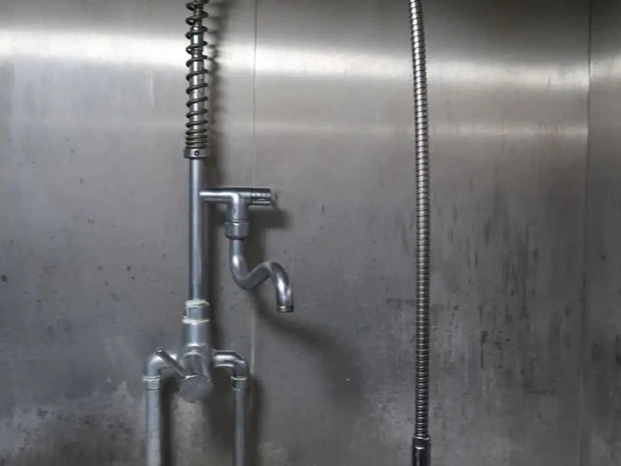 Billede 5 - Væghængt rustfri stålbord med vask & pistol