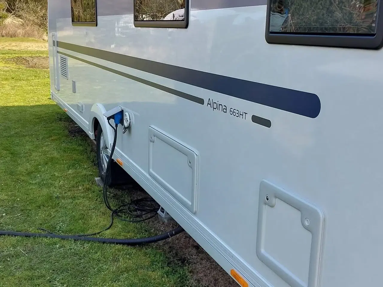 Billede 2 - Adria Alpina 663 HT – luksus campingvogn med alt.