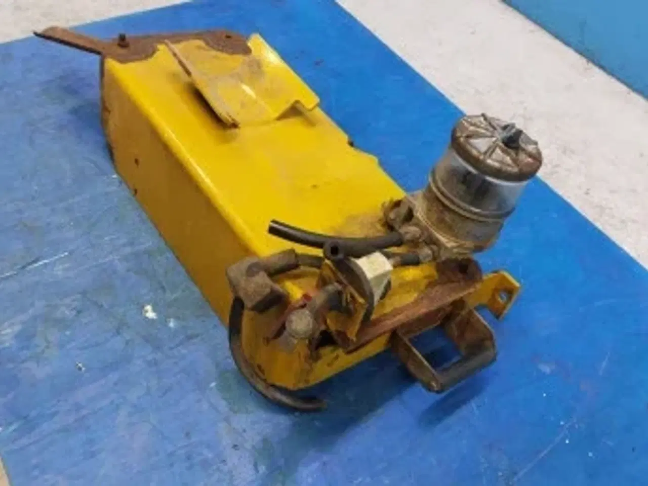 Billede 10 - Hydrema 906B Batteri Hylde med brandstofs filter 40030