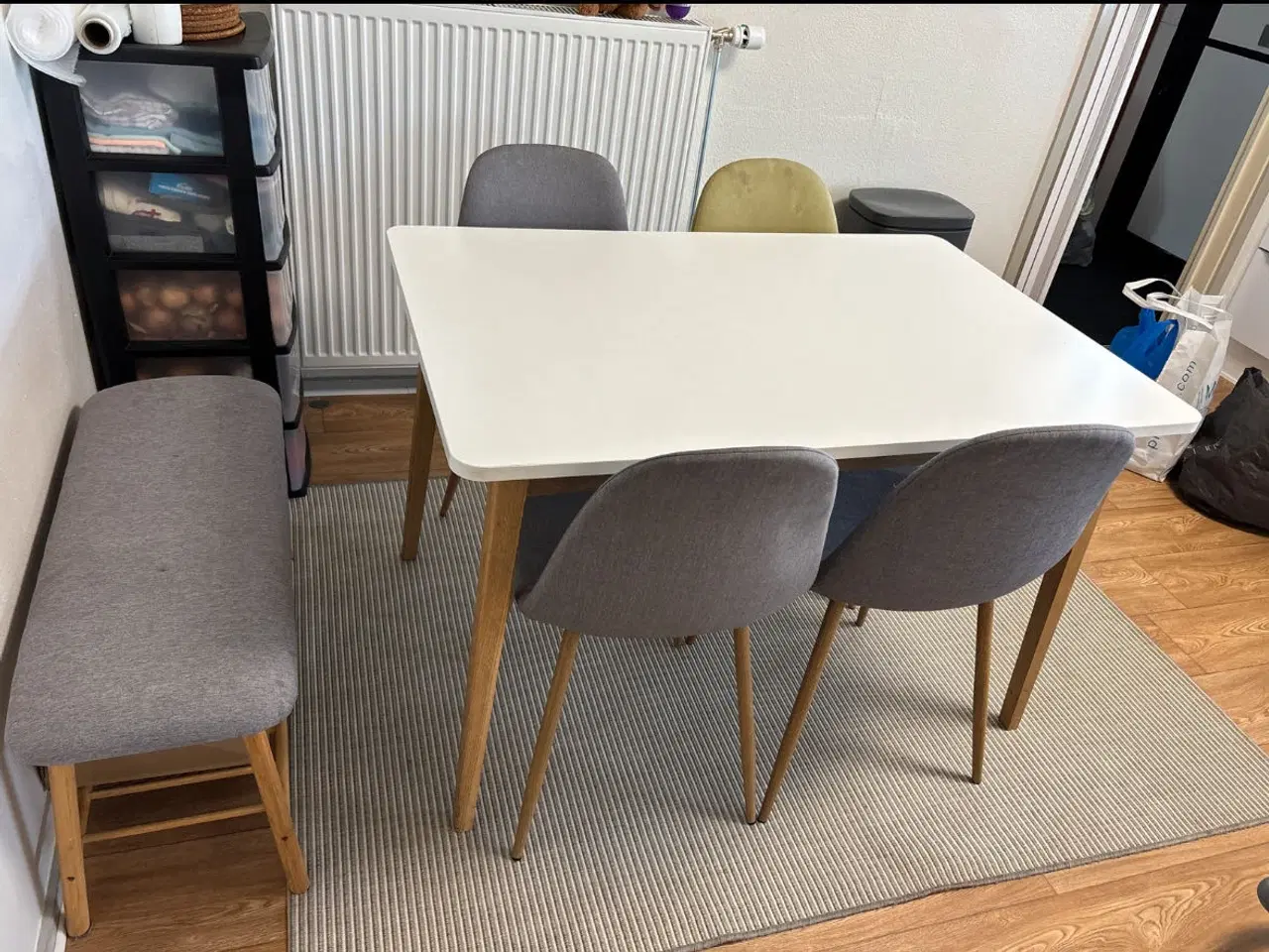 Billede 1 - Spisebord +stole,bænk og tæppe