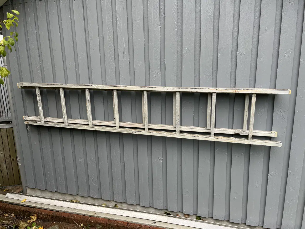 Billede 1 - 4 meters aluminiums stige plus 3,75 m aluskinne.
