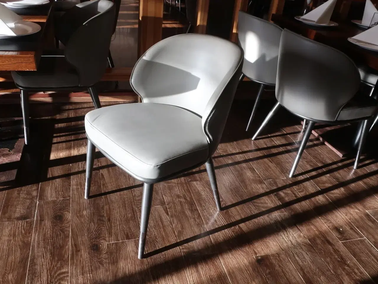 Billede 5 - Bord og 4 nye stole