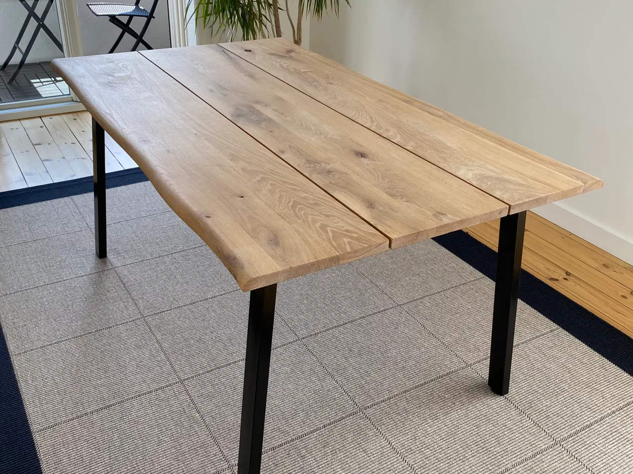Billede 1 - TRUE spisebord i massiv olieret eg, smukt & robust