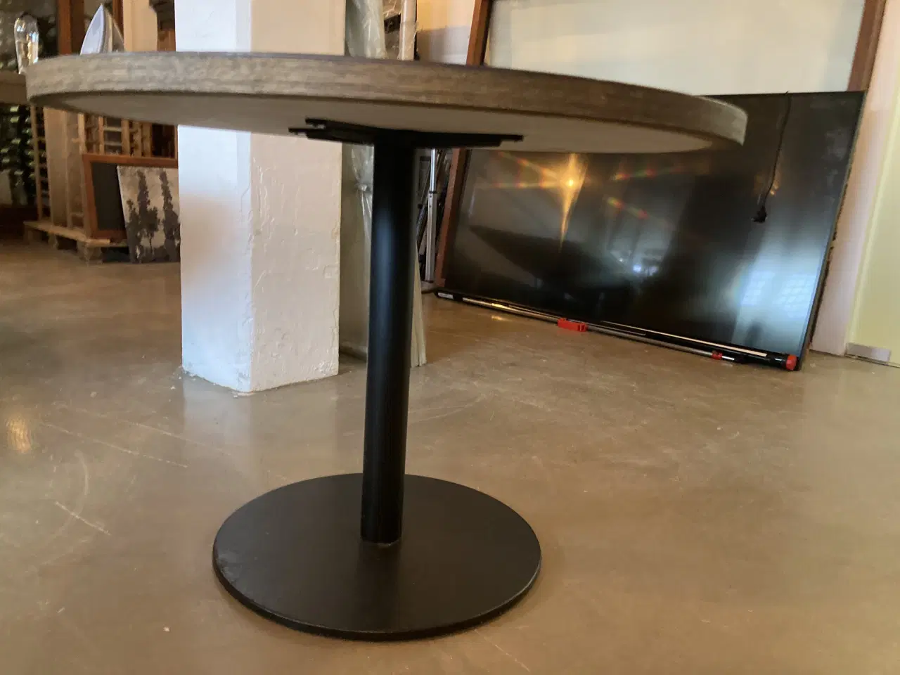 Billede 2 - Rundt rustikt spisebord