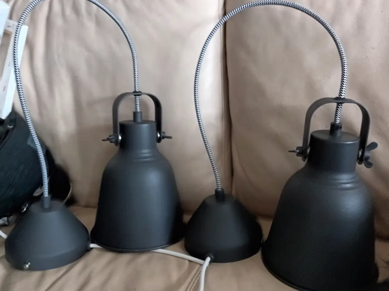 Billede 1 - 2 FLOTTE KOKSGRÅ LAMPER MED FATNINGER 15 CM I DIAM