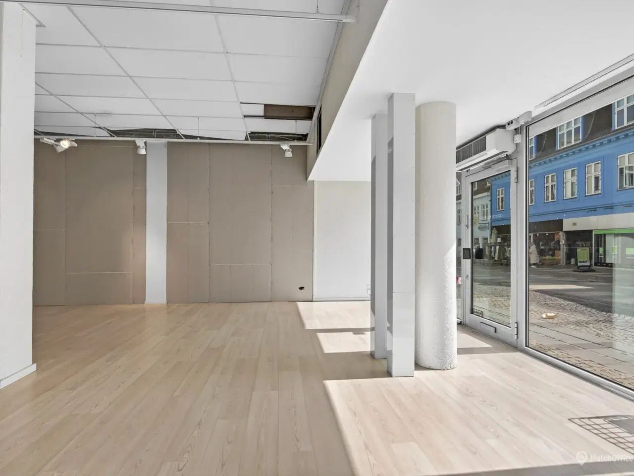 Billede 4 - Synligt og velplaceret butikslejemål med rigtig fin facade og udstillingsfaciliteter