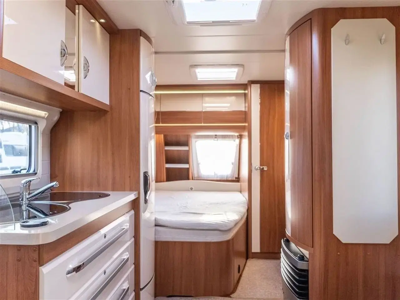 Billede 2 - 2013 - Hobby Excellent 460 UFe Lys og rummelig vogn med solceller og lav totalvægt