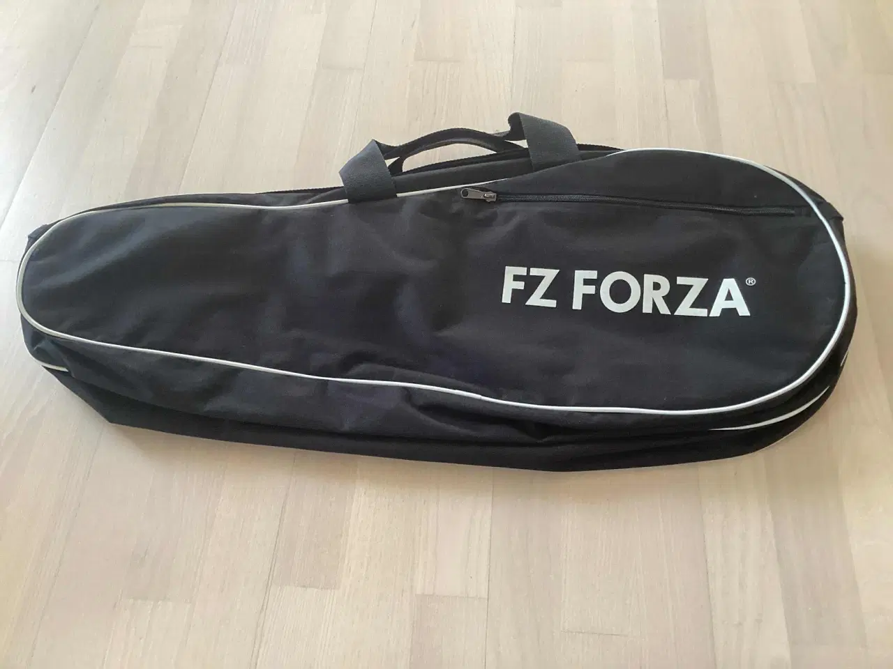 Billede 2 - Meget fin FORZA badmintontaske med flere rum