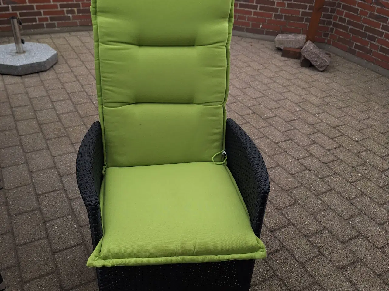 Billede 2 - Havesæt bord og stole med hynder.