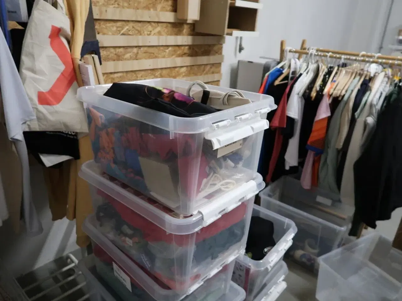 Billede 10 - Stole, borde, tøjstativer med div. Tøj m.m.