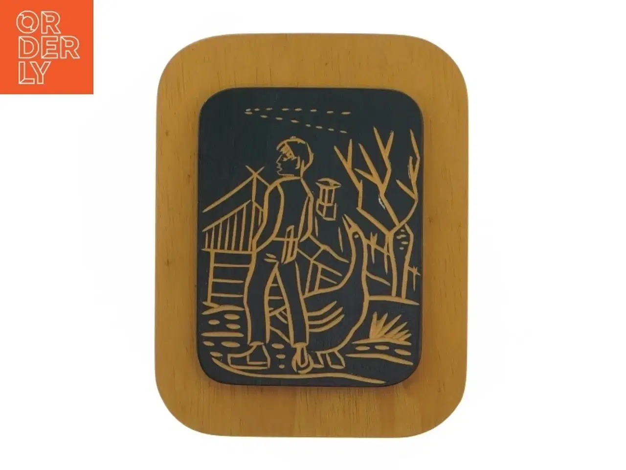 Billede 1 - Træ Ophæng med udskåret motiv (str. 15,5 x 12 cm)