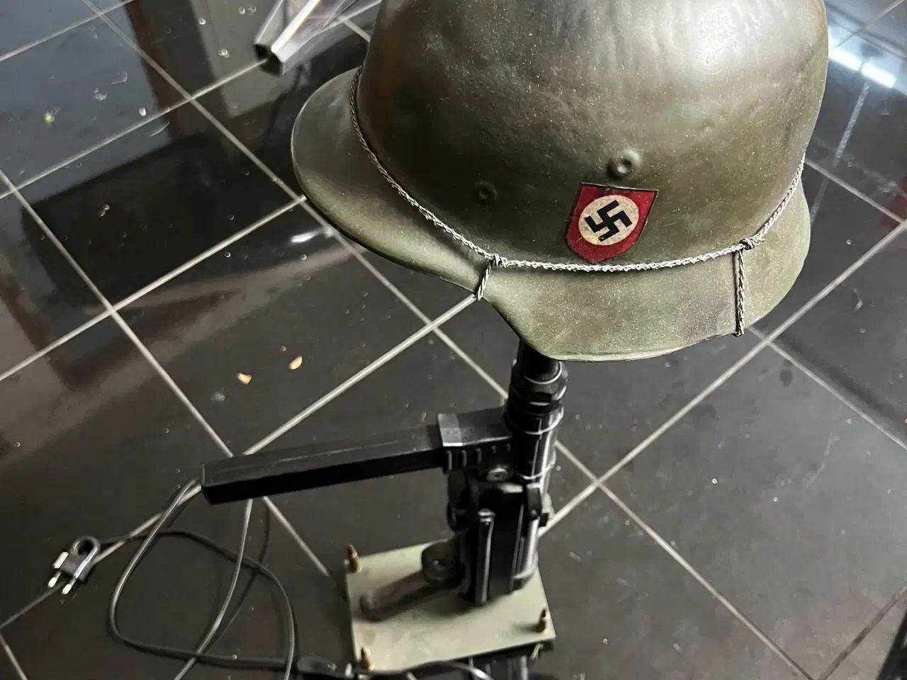 Billede 3 - BORDLAMPE tyskerhjelm og maskinpistol ww2