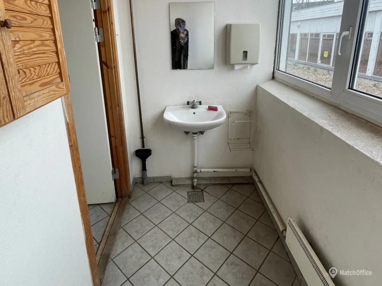Billede 5 - Velegnet til højloftet lager. Indeholder tekøkken, toilet og bad.