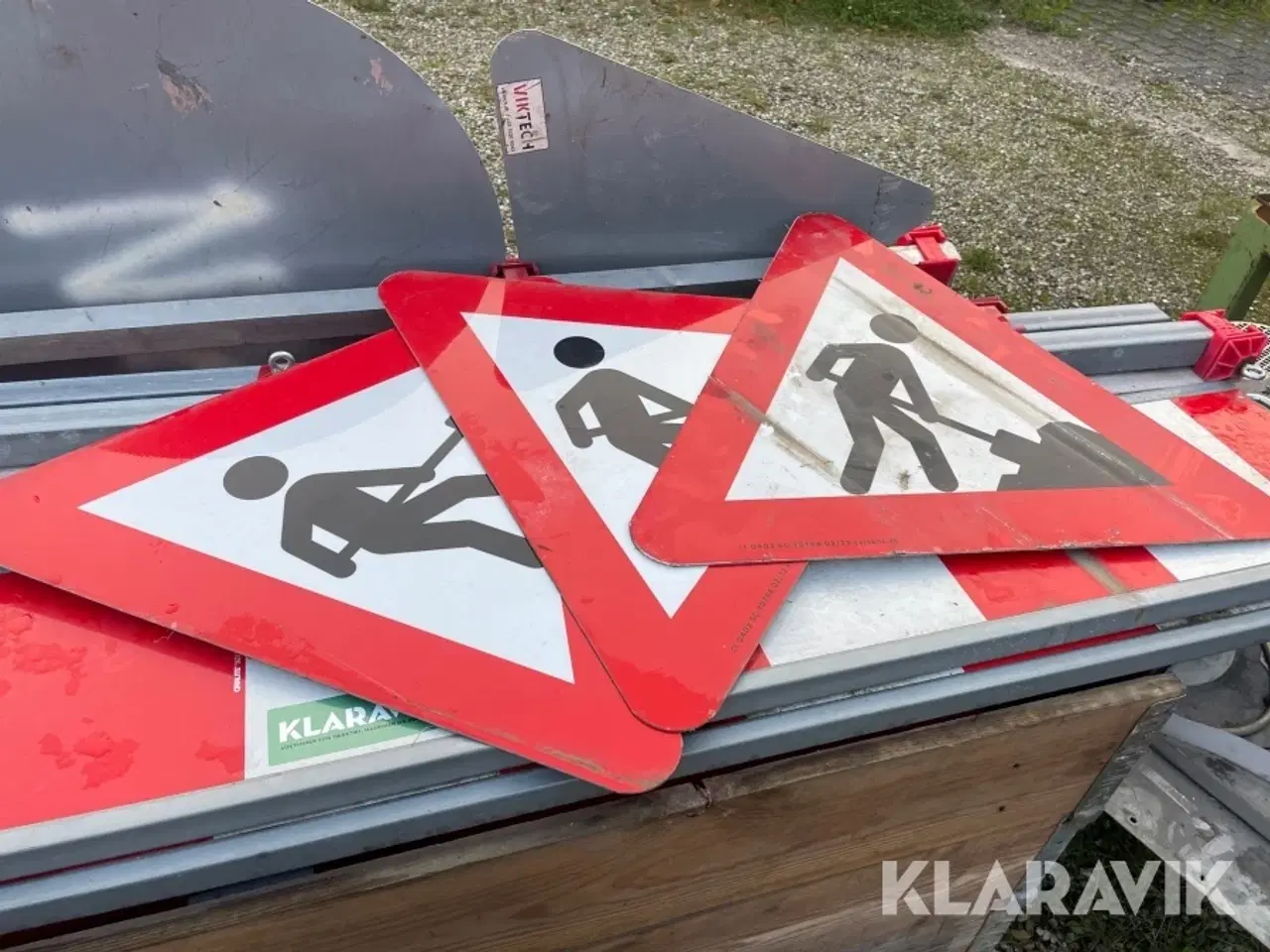 Billede 10 - Diverse afspærringer og skilte