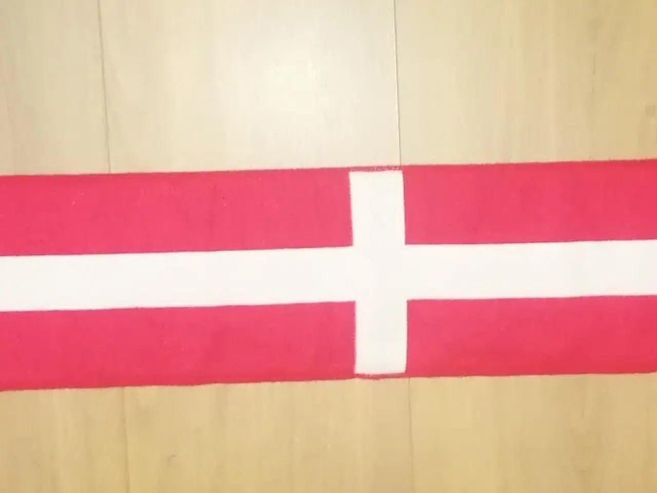 Billede 2 - NYT DANMARK HALSTØRKLÆDE, HUMMEL, 150 CM