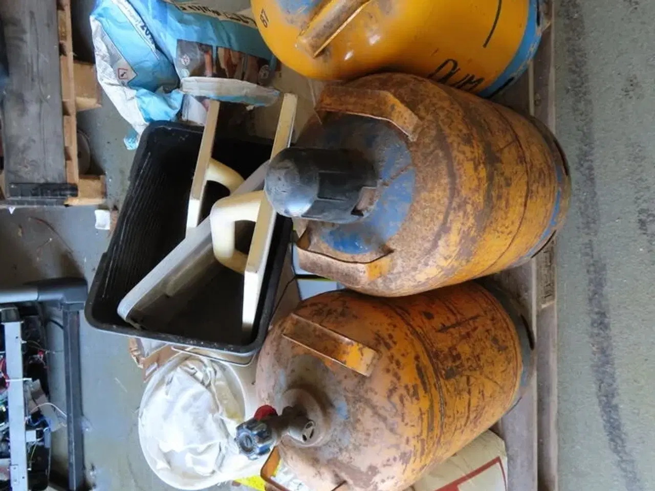 Billede 8 - Palle med indhold, gasflasker og materialer