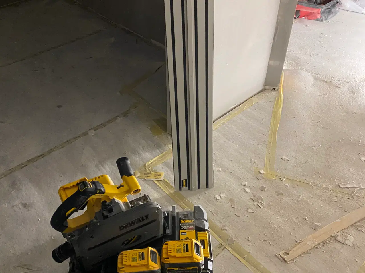 Billede 2 - DeWalt Dyksav inkl 2stk 6ah batterier&skinde