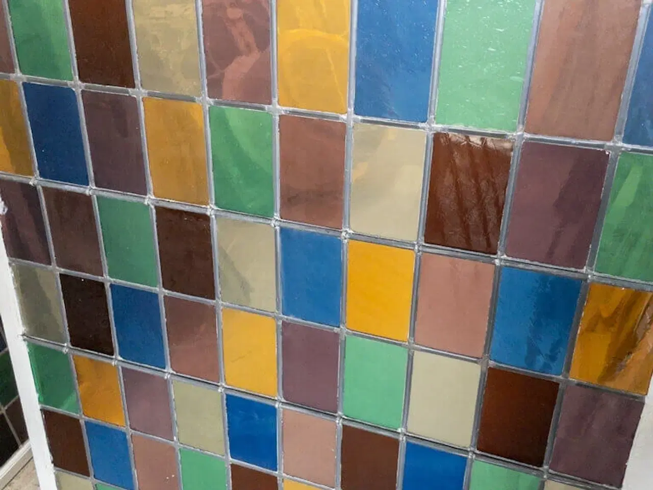 Billede 2 - Kæmpe blyindfattet forsatsvindue m. farvet glas