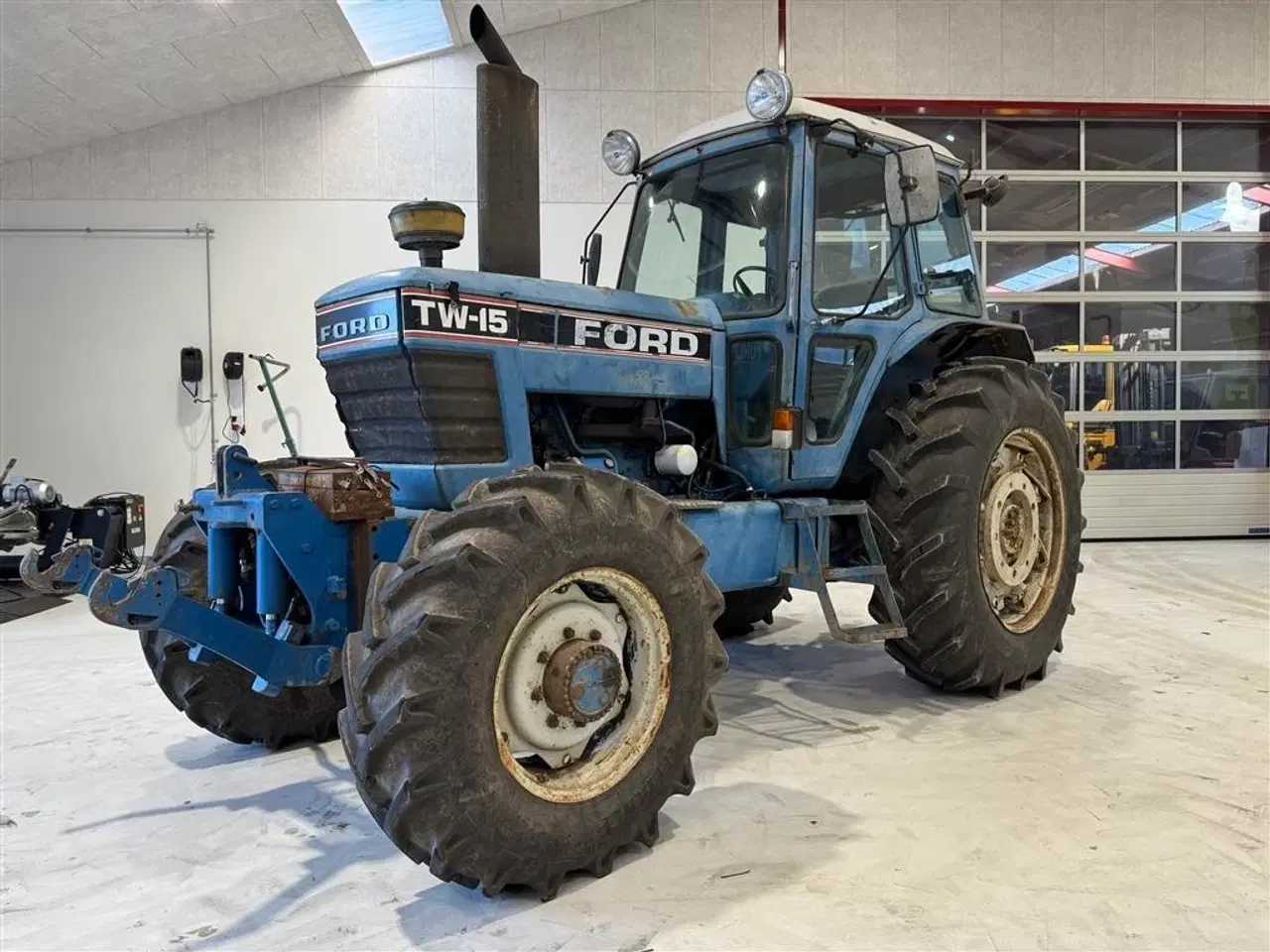 Billede 1 - Ford TW 15 MED NÆSTEN NYE DÆK!