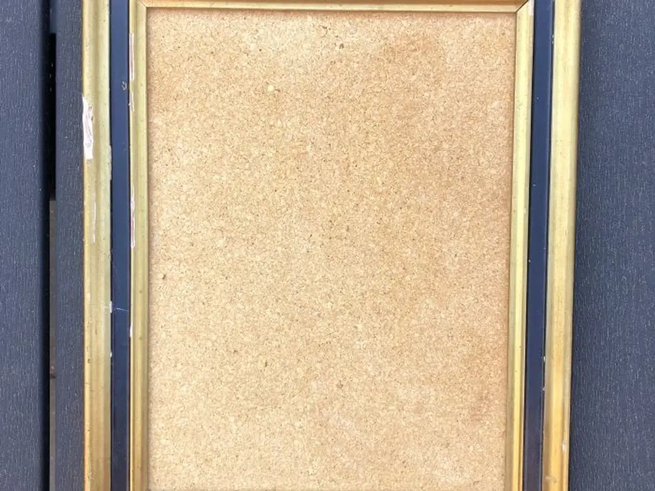 Billede 4 - HÅNDLAVET OPSLAGSTAVLE i gammel guldramme