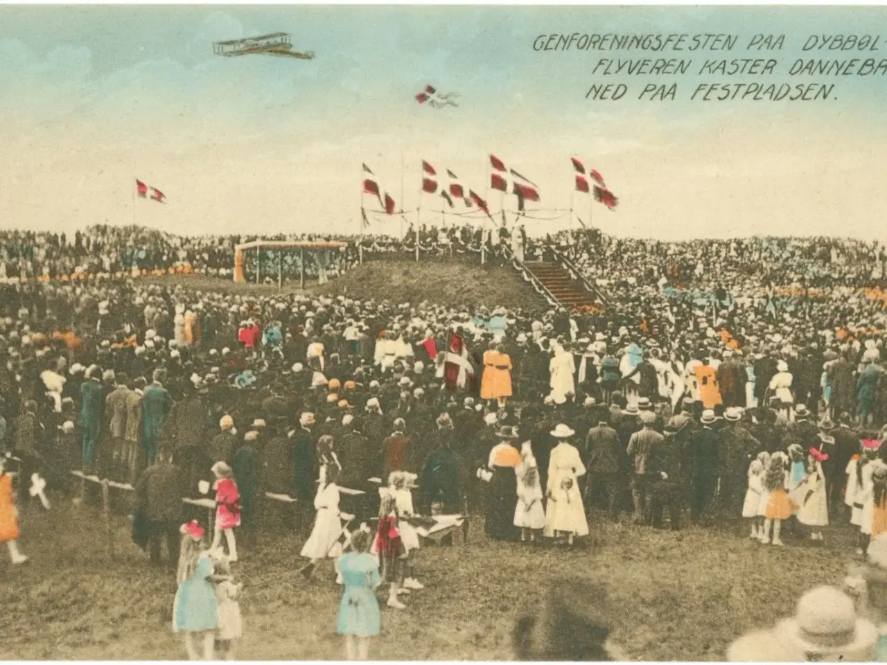 Billede 1 - Dybbøl Banke 11. juli 1920. Dannebrog fra luften