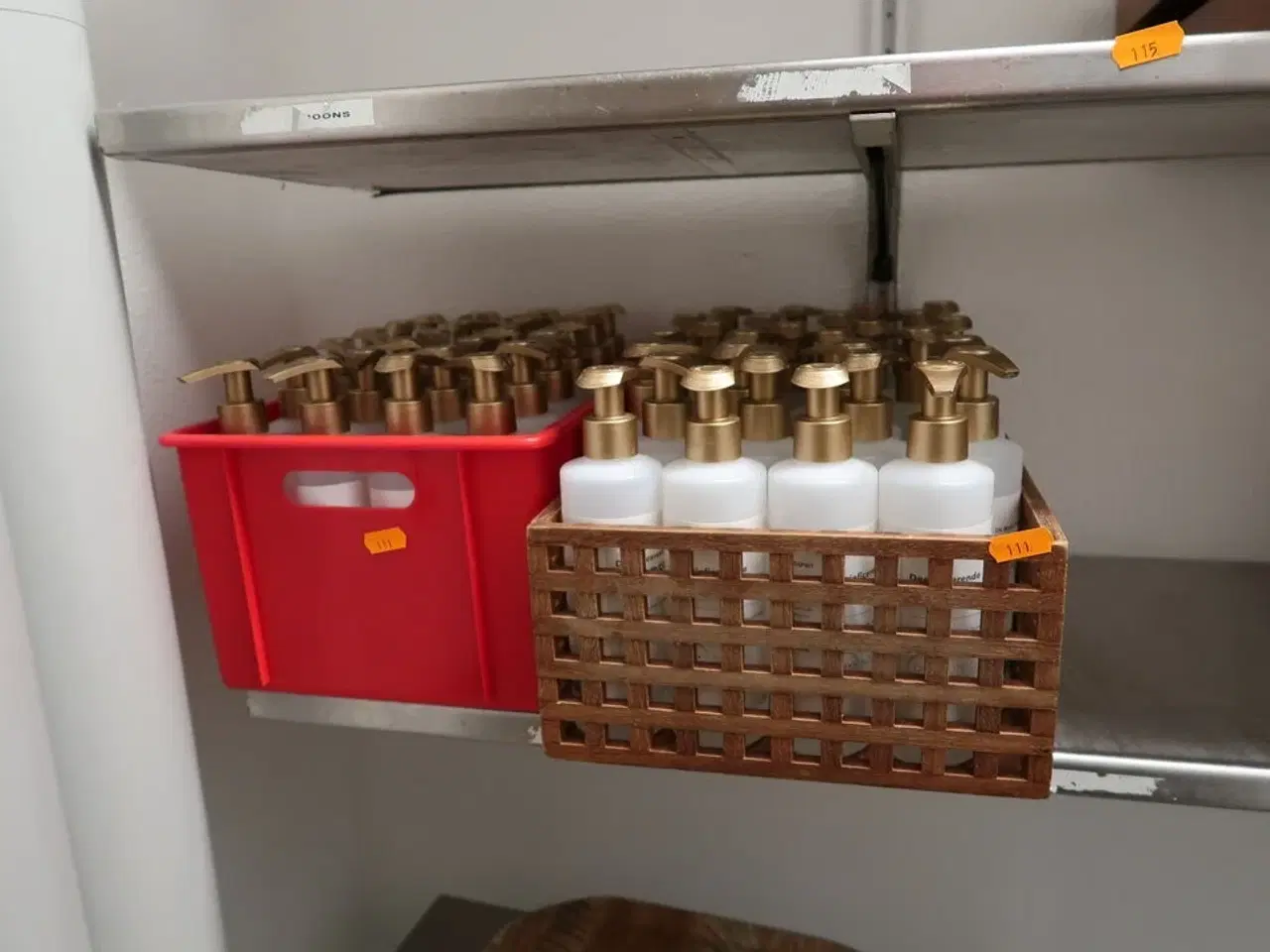 Billede 2 - 2 stk. kasser med dispenserer