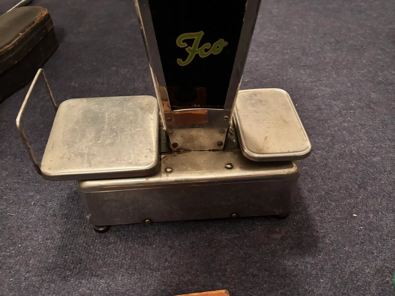 Billede 2 - Gammel vægt med lidt lodder til