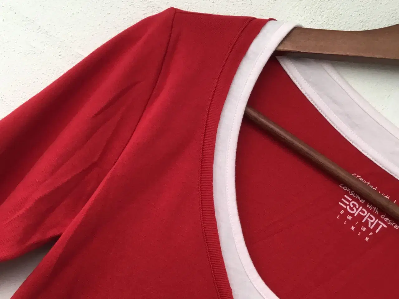 Billede 2 - Esprit smart rød bluse t-shirt str. m med hvid kon