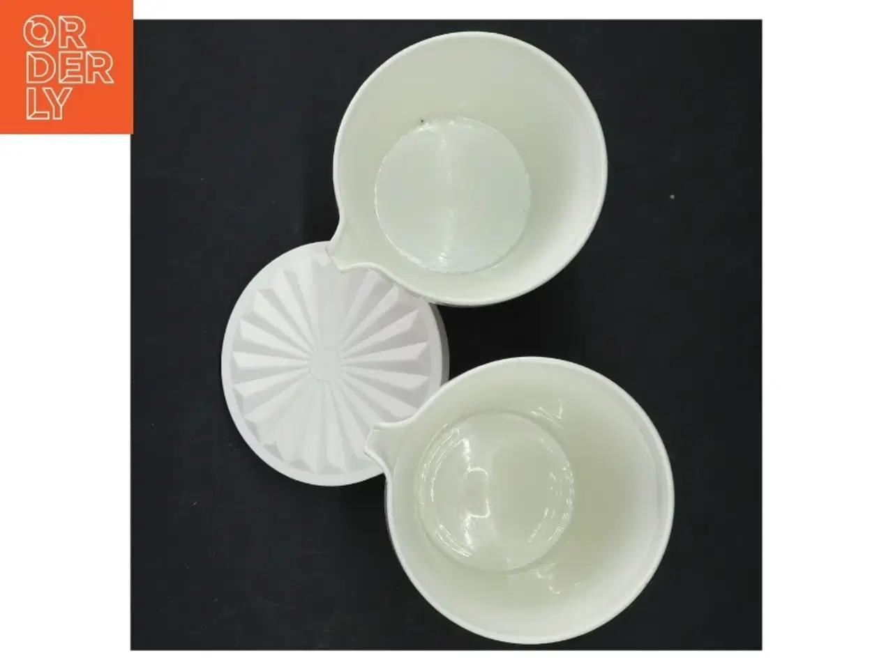 Billede 2 - Tupperware beholder og krus fra Tupperware (str. Ø. 10 cm. længde. 15 cm)