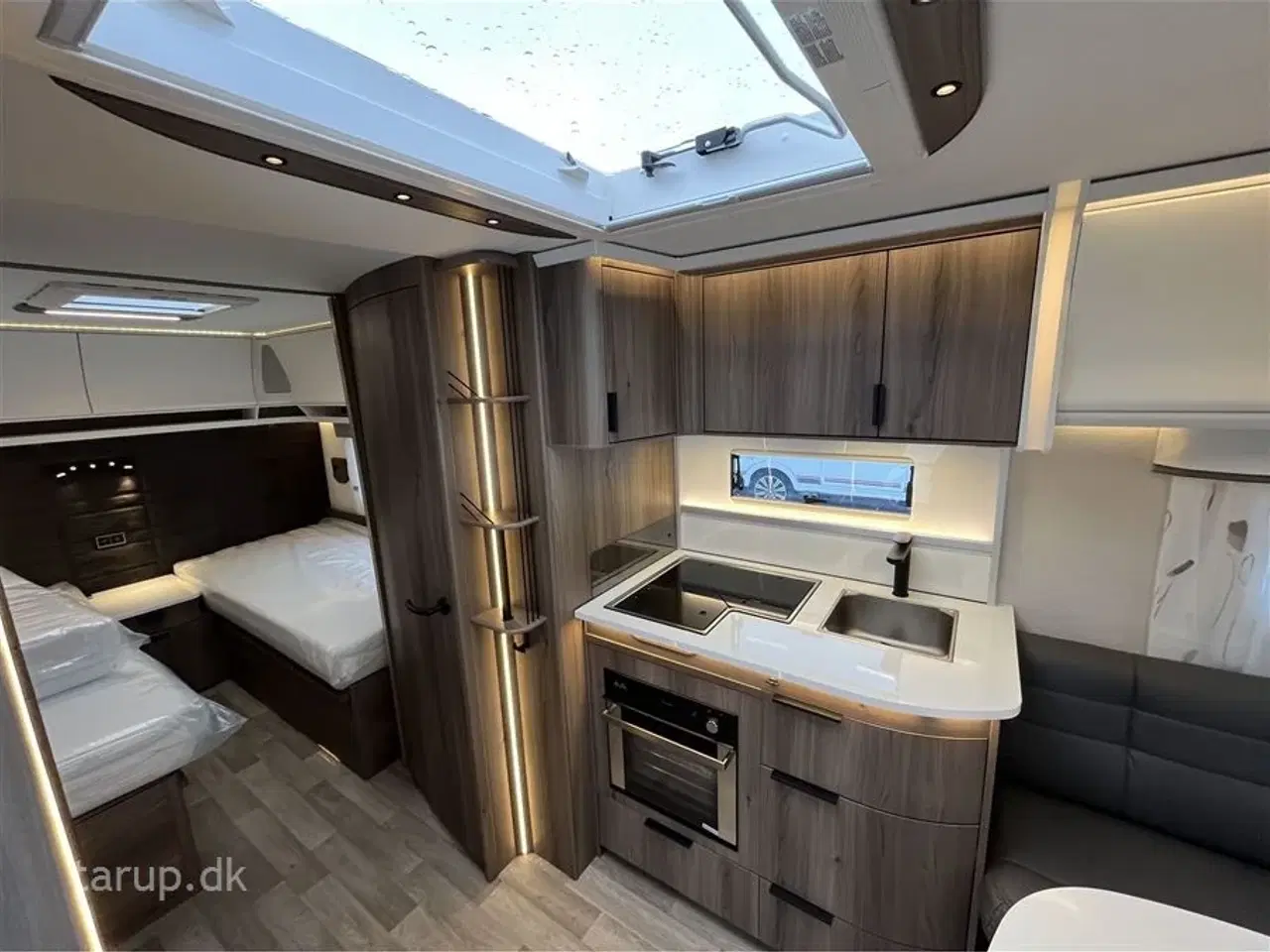 Billede 17 - 2026 - Kabe Ametist 560 GLE KS B2 PREMIUM LINE   enkeltsenge, udtræk til dobbeltseng, rundsiddegruppe i mørkegråt skind, ALDE centralvarme, vandbåren gulvvarme, stort kompressor køleskab