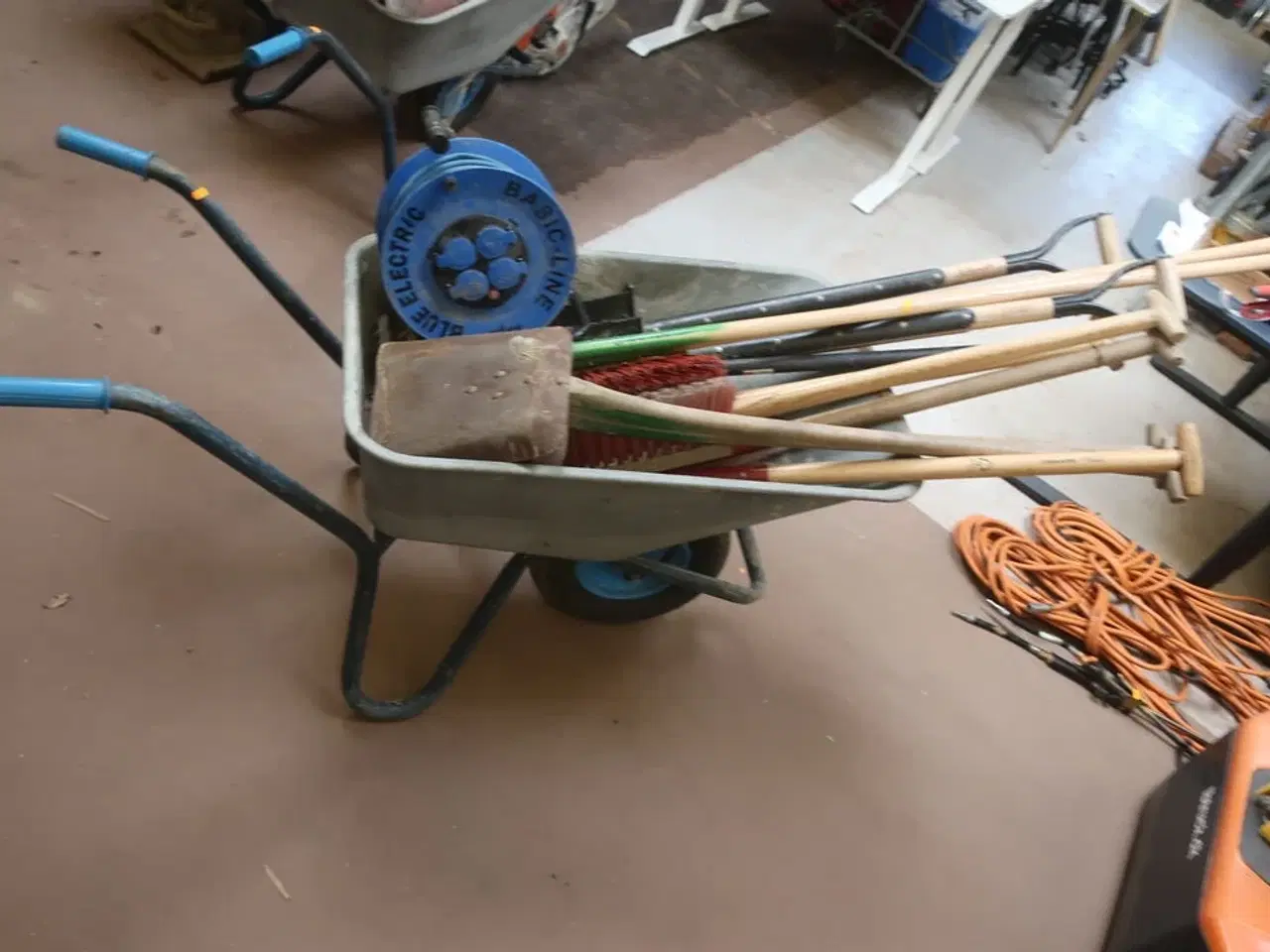 Billede 1 - Trillebør med indhold