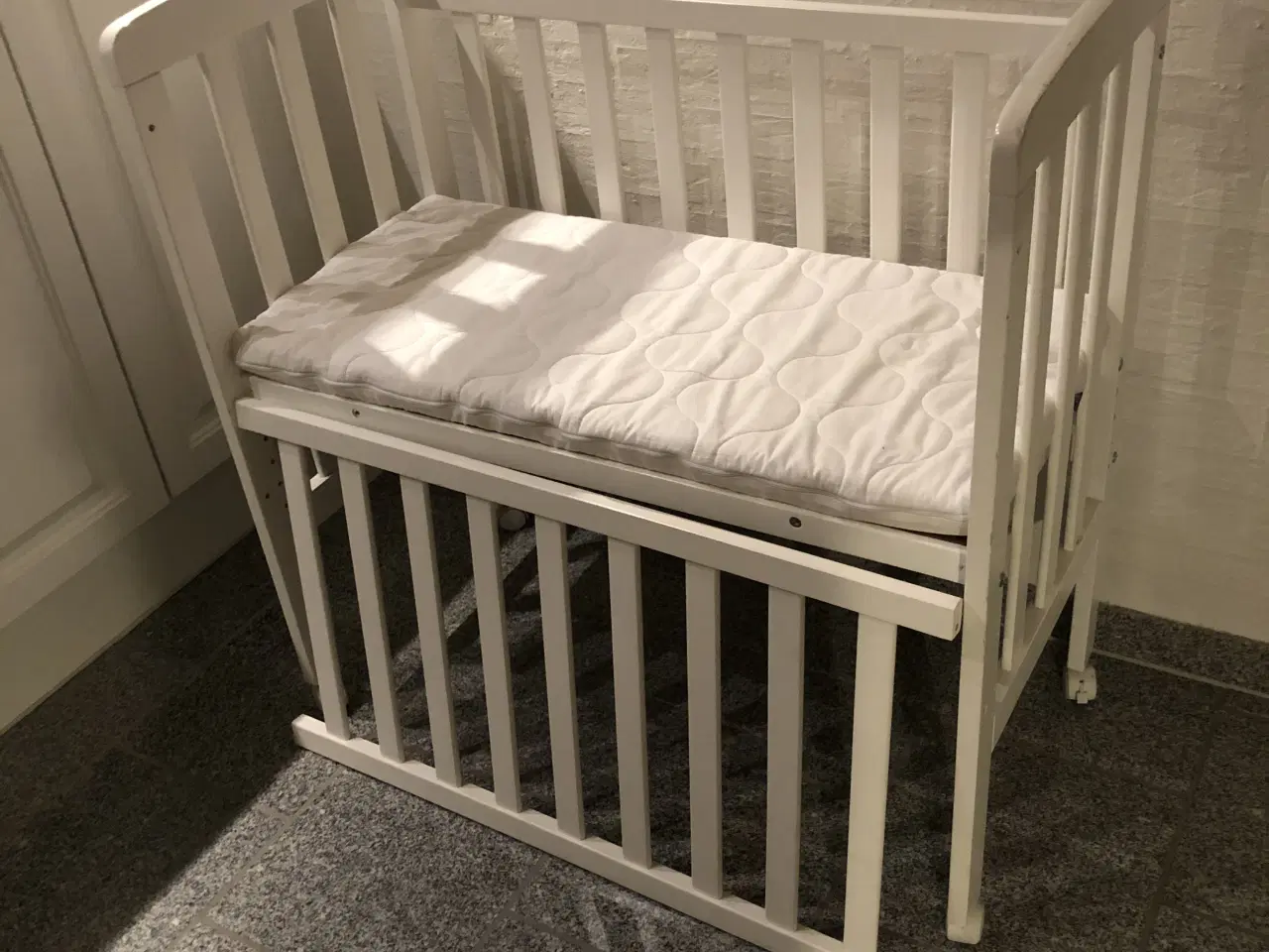 Billede 2 - Baby seng, gør det nemt at løfte baby over i egen 