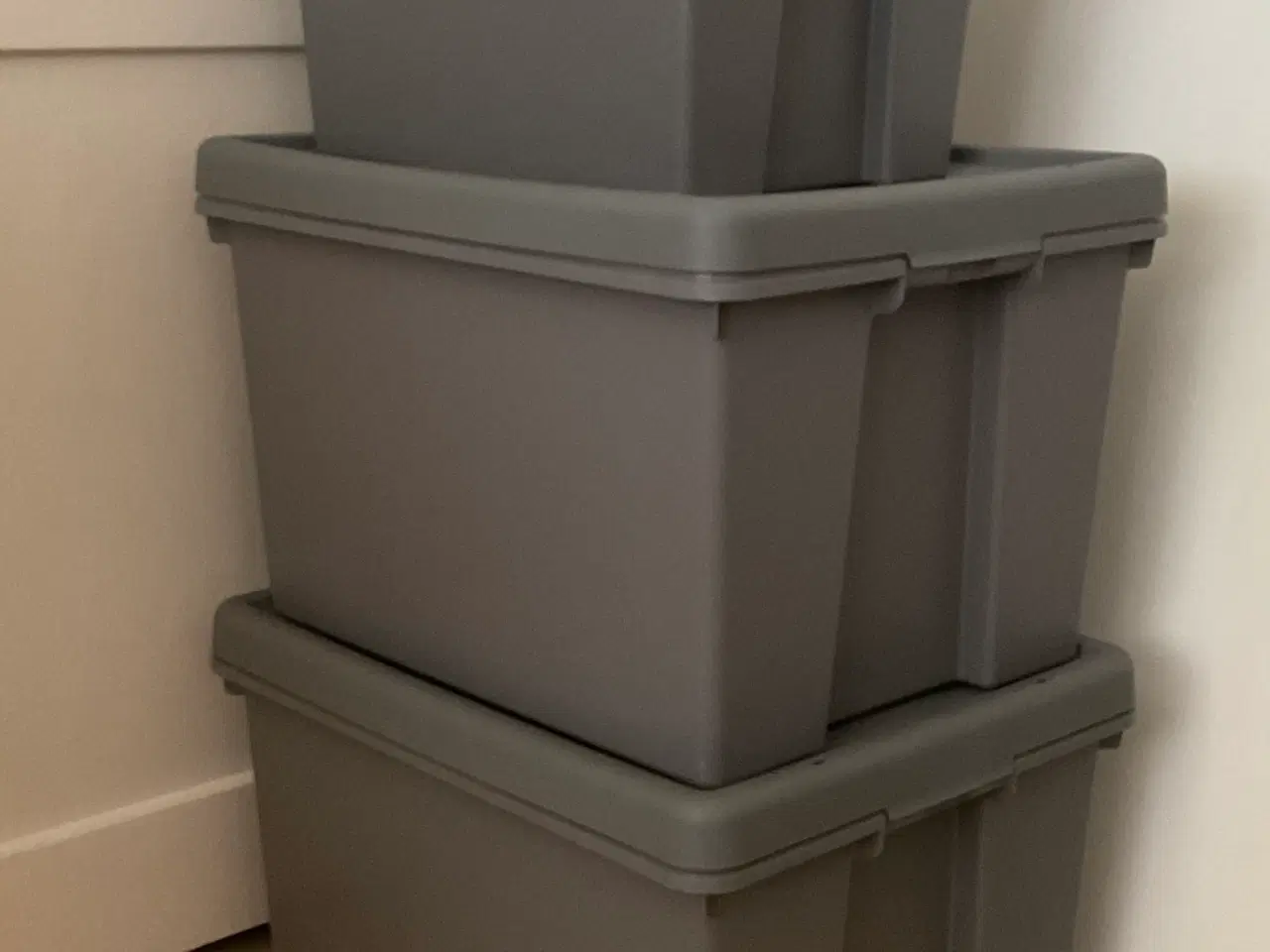 Billede 1 - 4 slagfaste grå opbevaringskasser i plast med låg