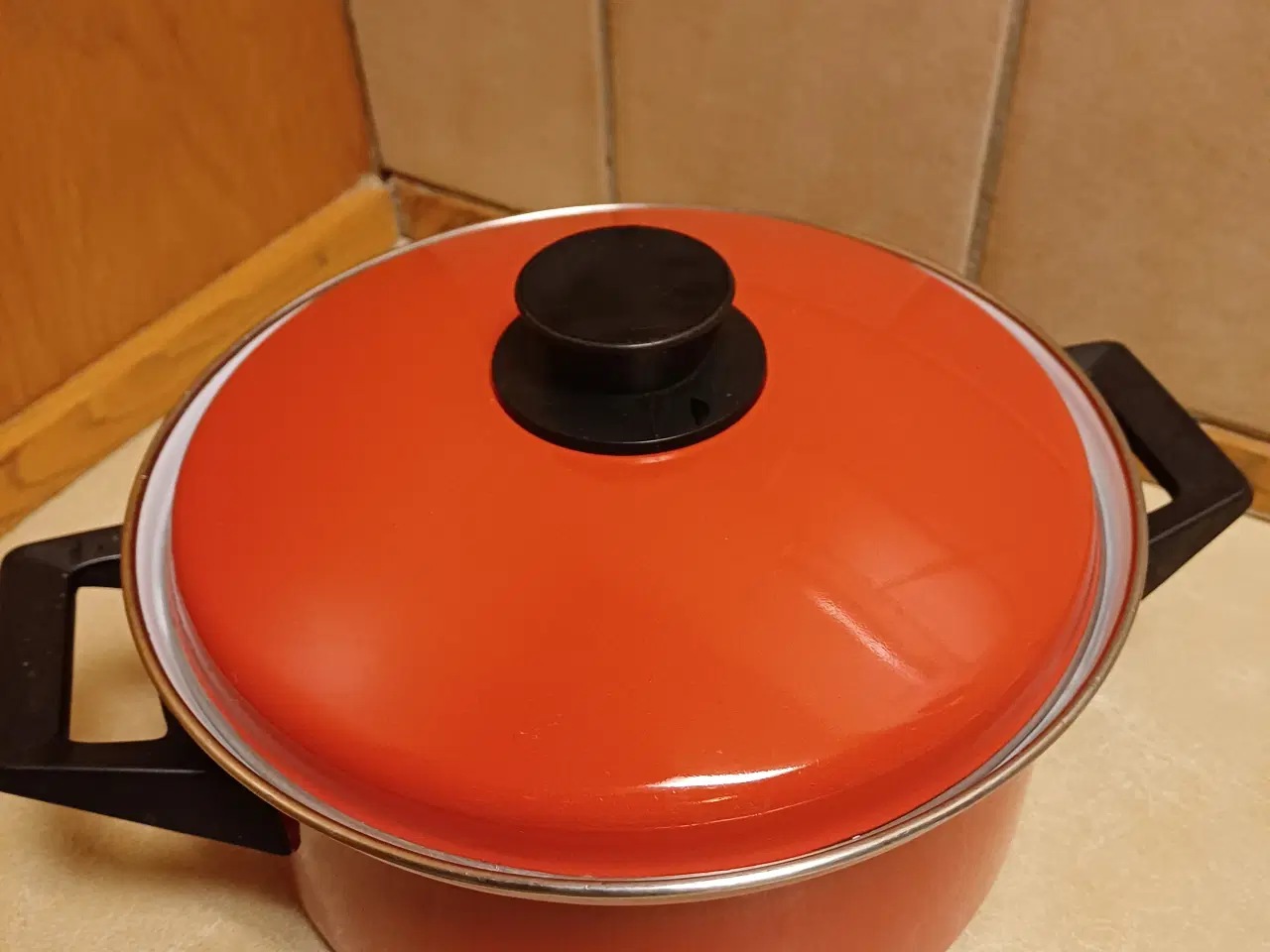 Billede 1 - Gryde med låg rød emalje