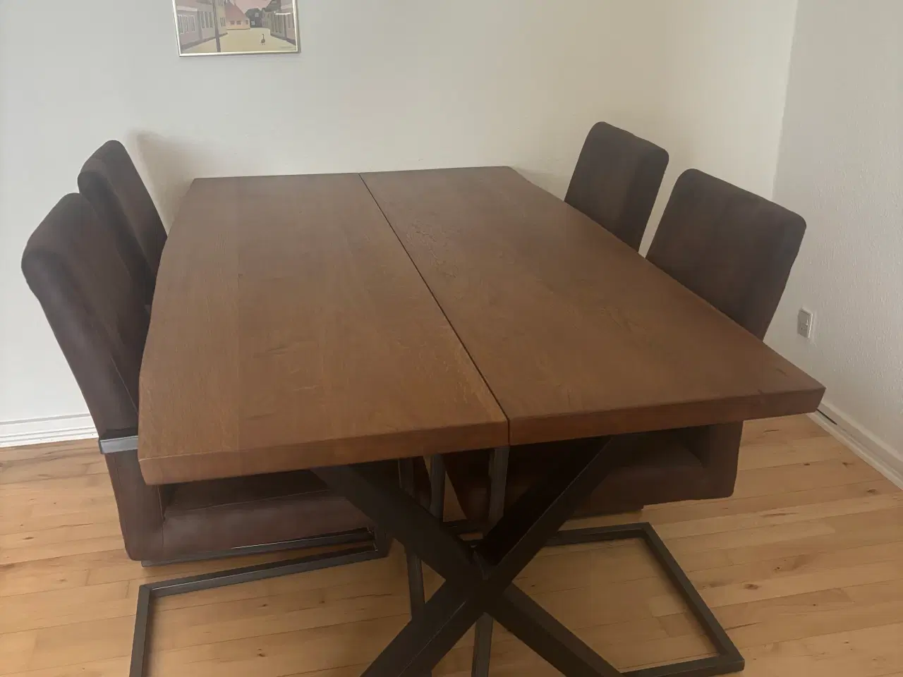 Billede 1 - Spisebord i massivt egetræ + Evedal lampe