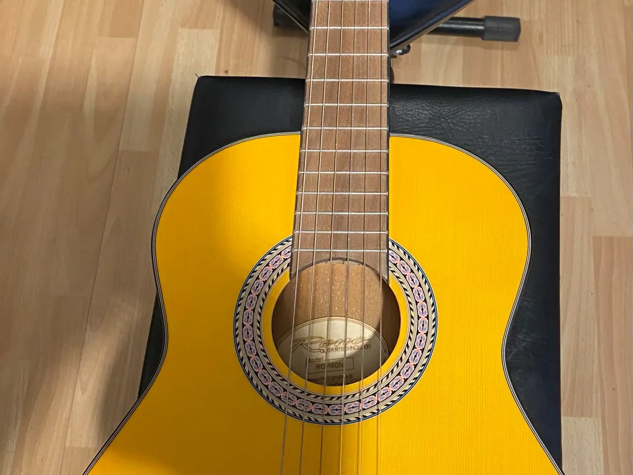 Billede 3 - 🎸 RENO RC160N Klassisk Guitar – 3/4 størrelse 🎶