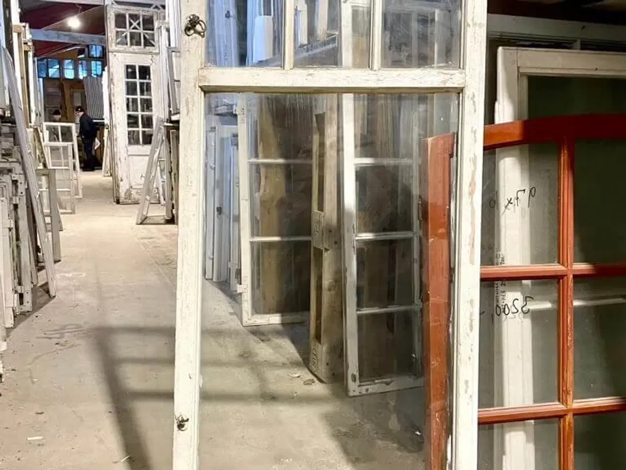 Billede 2 - Høj vinduesramme m. små rudefelter øverst