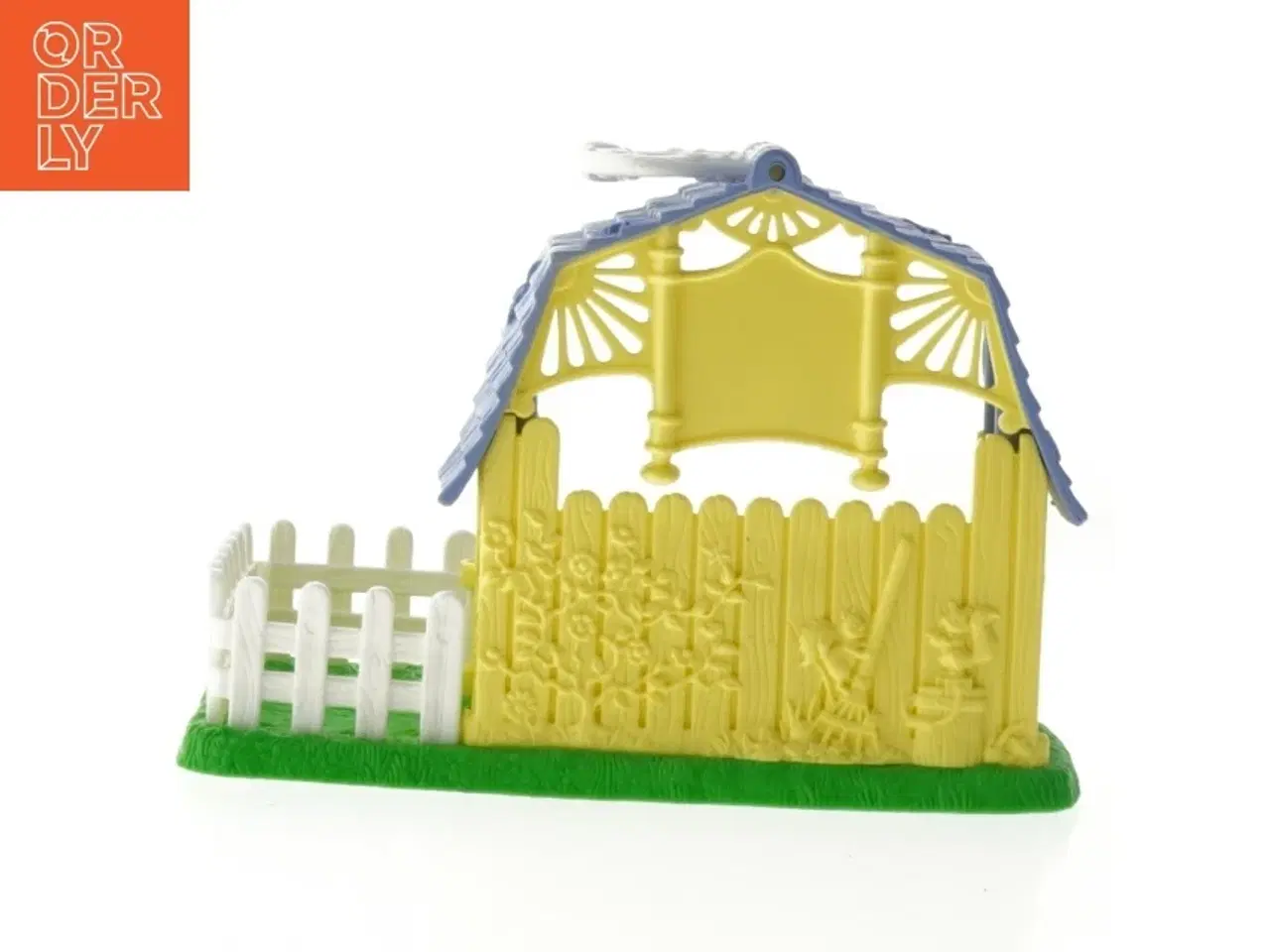 Billede 4 - Legetøjsbygning med hegn (str. 17 cm)