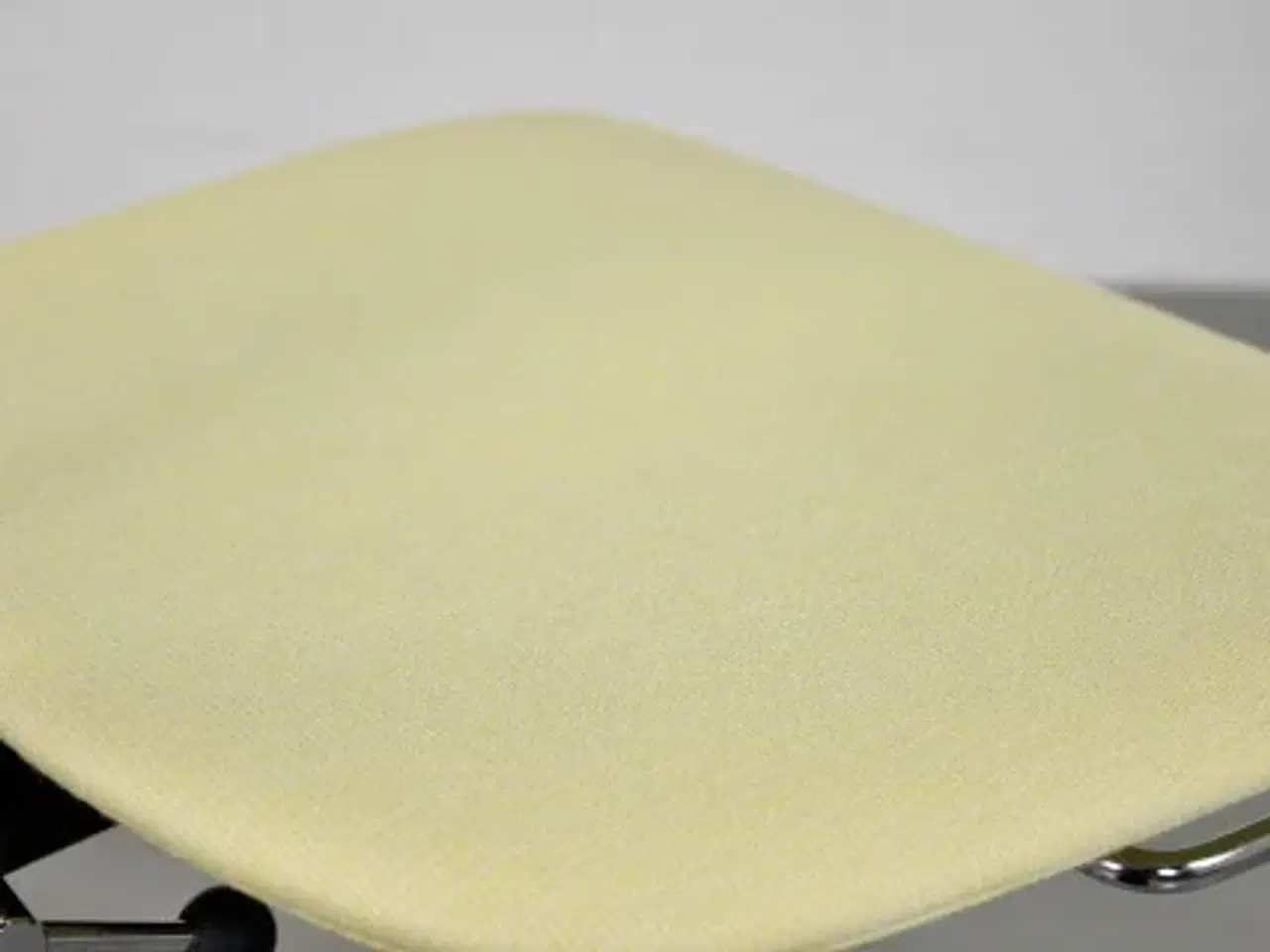Billede 7 - Fritz hansen kevi kontorstol med gult polster og blankt stel