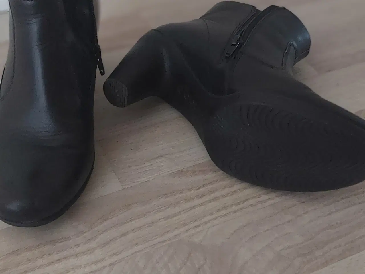 Billede 1 - 3 forskellige ankelstøvlert .