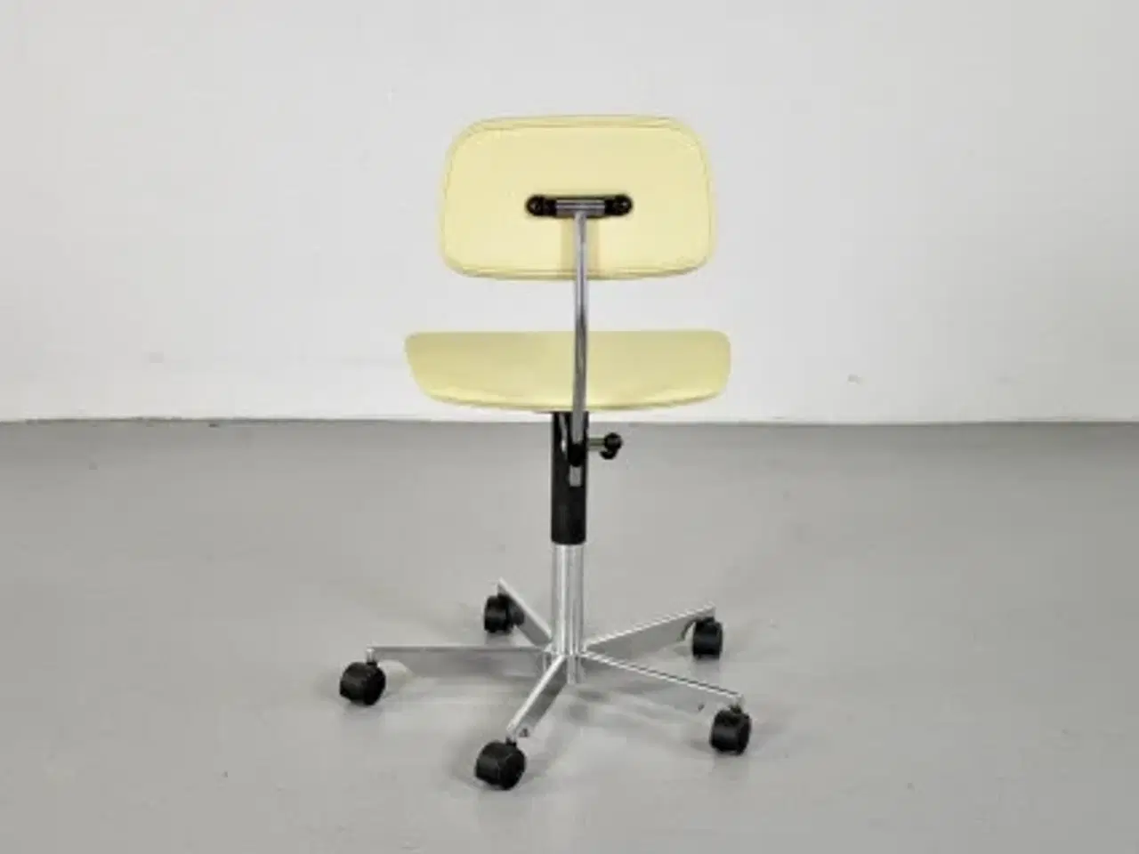 Billede 3 - Fritz hansen kevi kontorstol med gult polster og blankt stel
