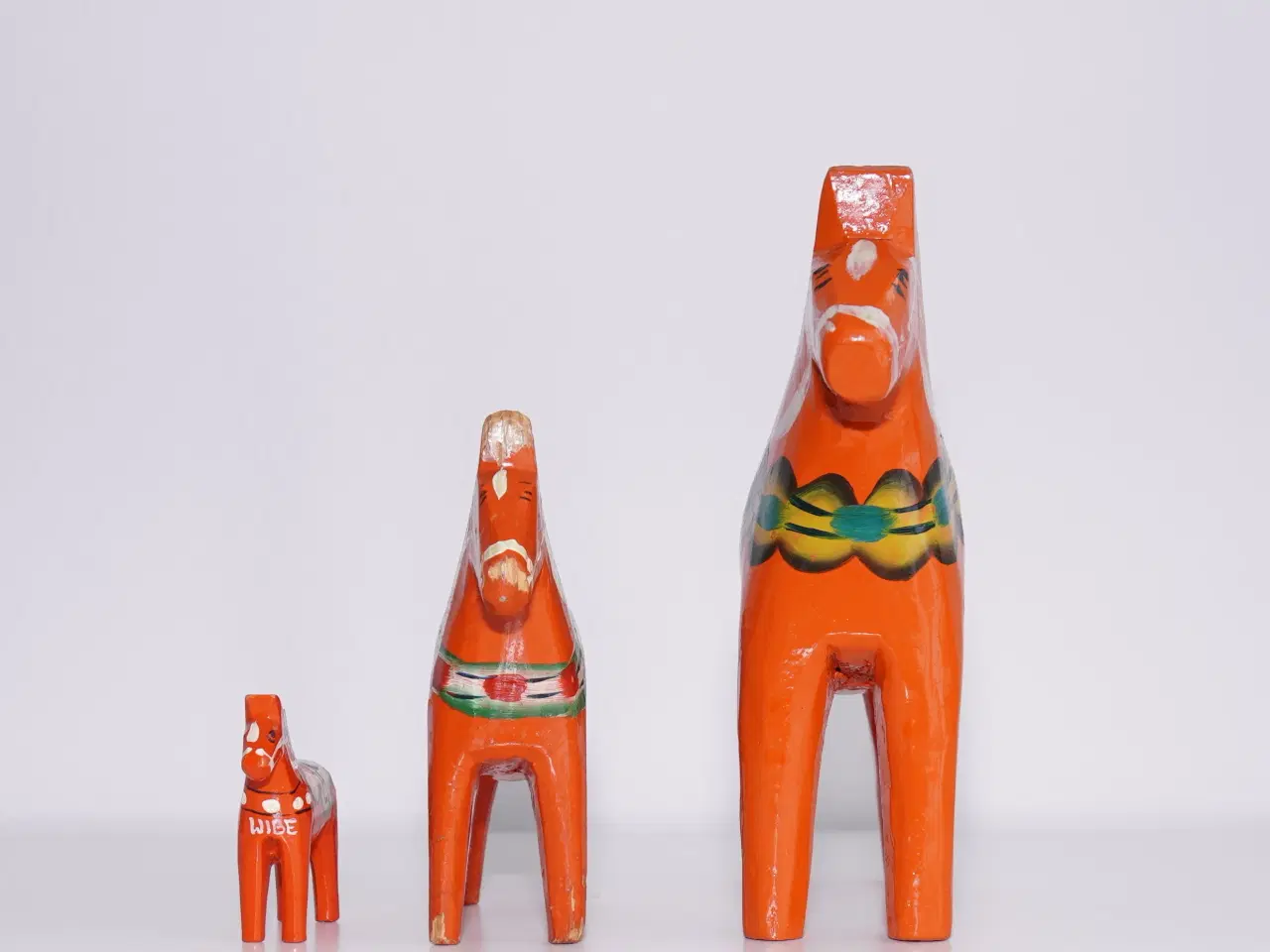 Billede 9 - 3 Dalarheste håndskåret i træ og håndmalet