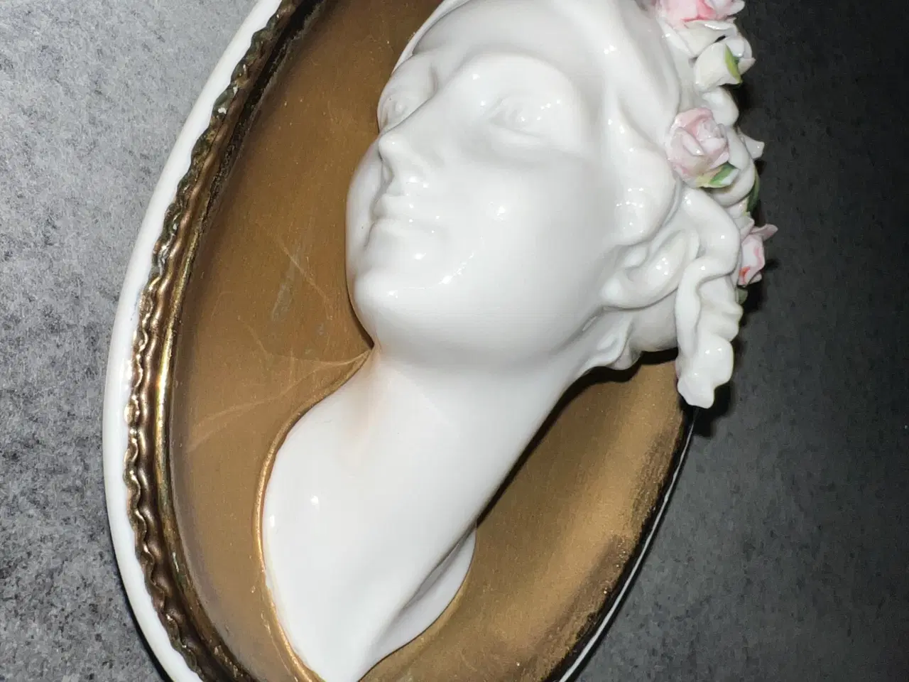 Billede 11 - Kvindehoved i porcelæn i vægramme